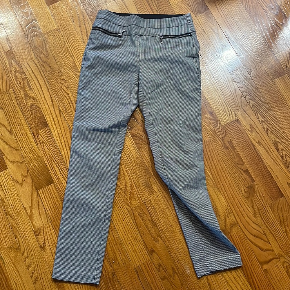 Candies pull on slacks